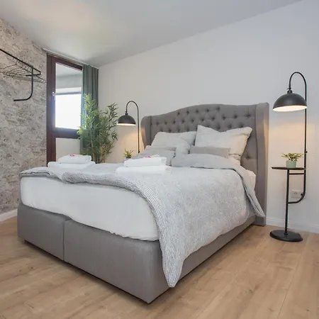 Comfort - Balcony - Free Private Parking