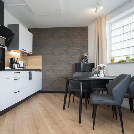 Comfort - Balcony - Free Private Parking Apartment