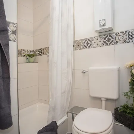 Comfort - Balcony - Free Private Parking Apartment *