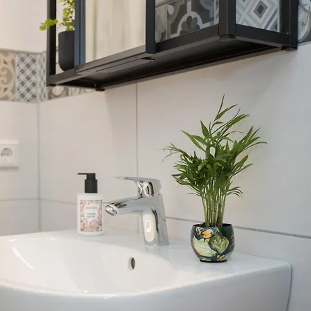 Apartment Comfort - Balcony - Free Private Parking