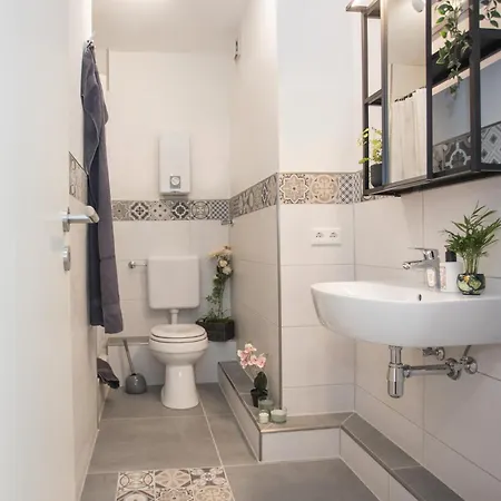 Comfort - Balcony - Free Private Parking Apartment